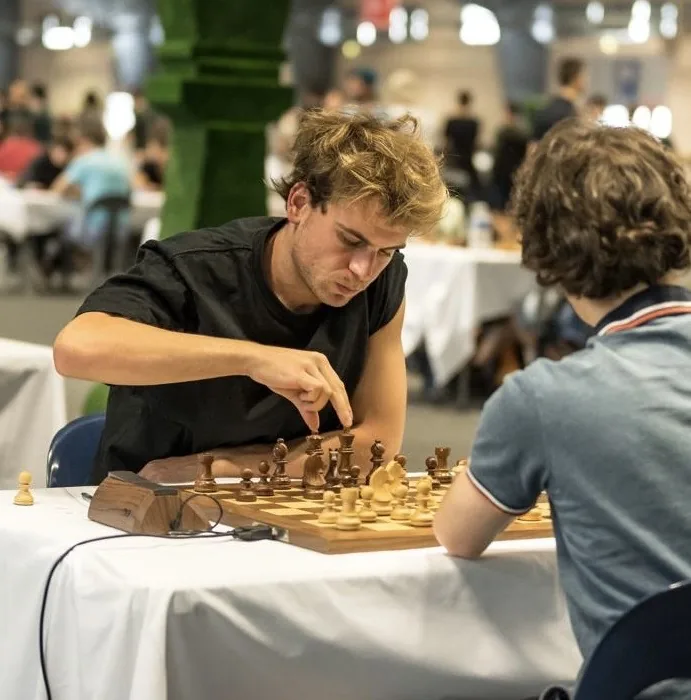 Gary Giroyan en pleine partie d'échecs
